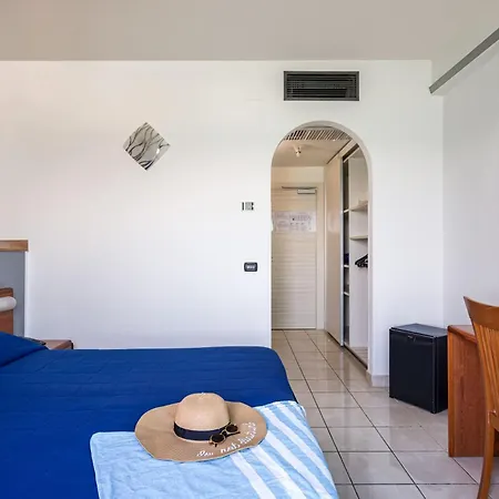 Carlton Riviera Готель Чефалу